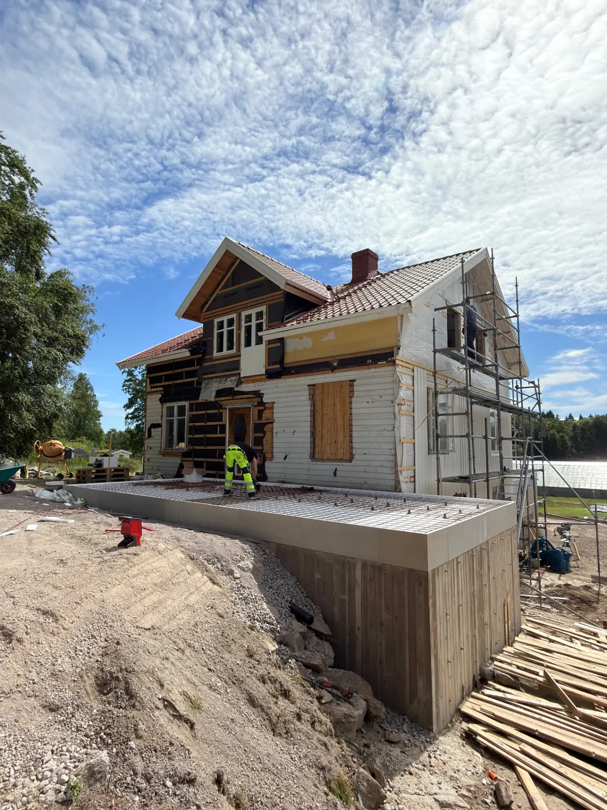 Färdig betongplatta som husgrund till utbyggnad, stålglättad yta