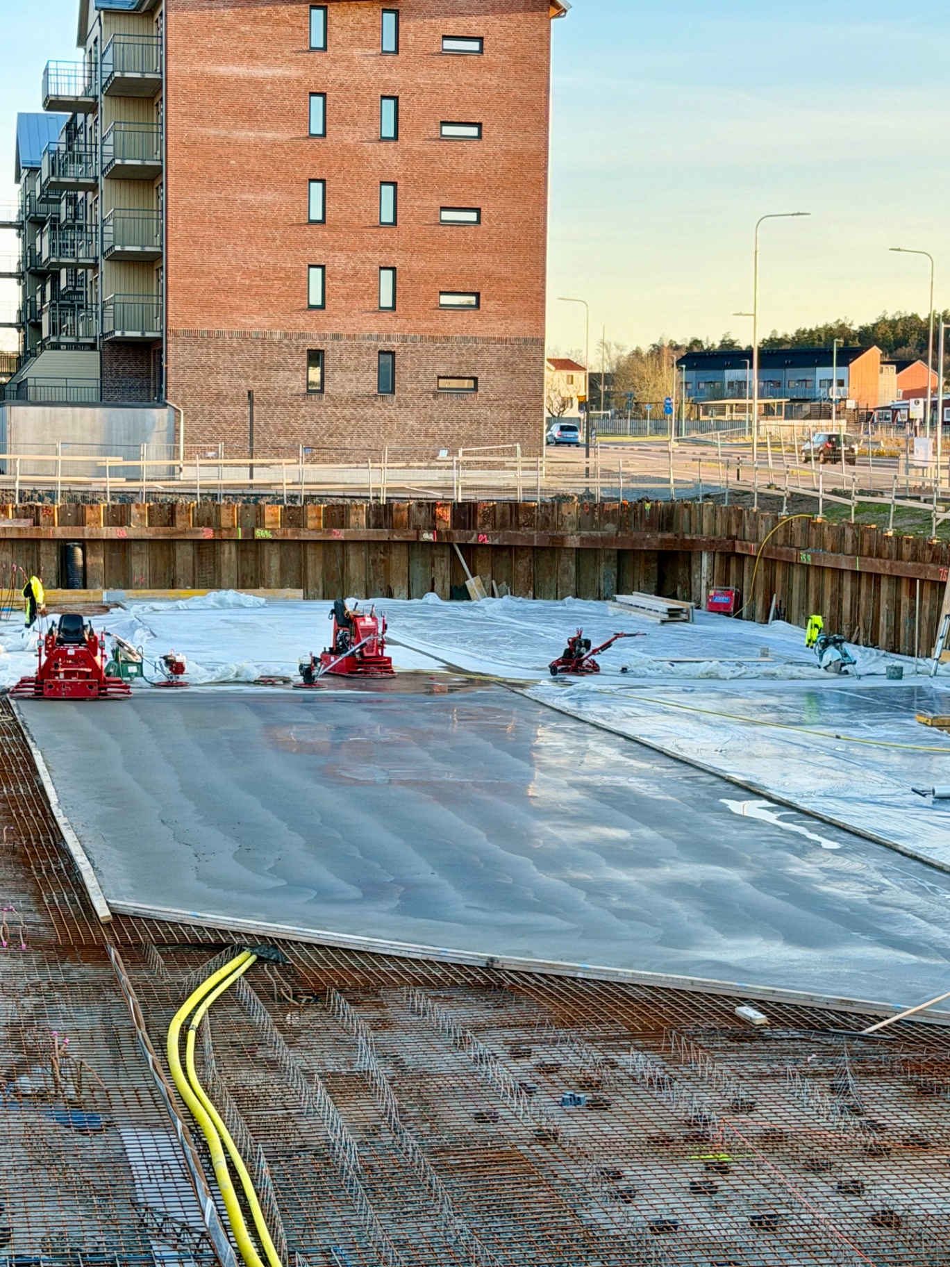 Betong gjutning av stor betongplatta för flerbostadshus