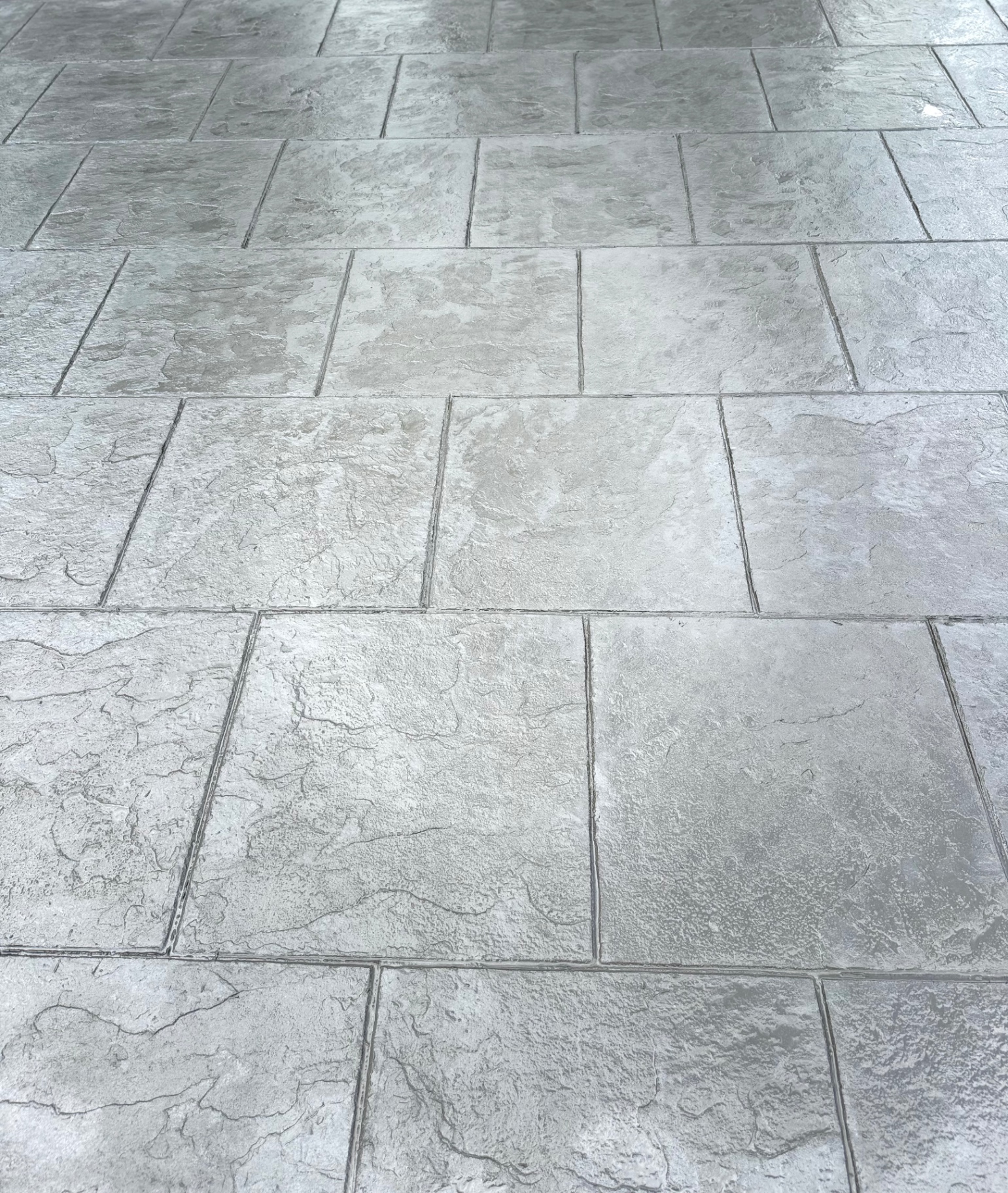 Mönsterbetong i 60x60 Bluestone med ljusgrå stenkaraktär
