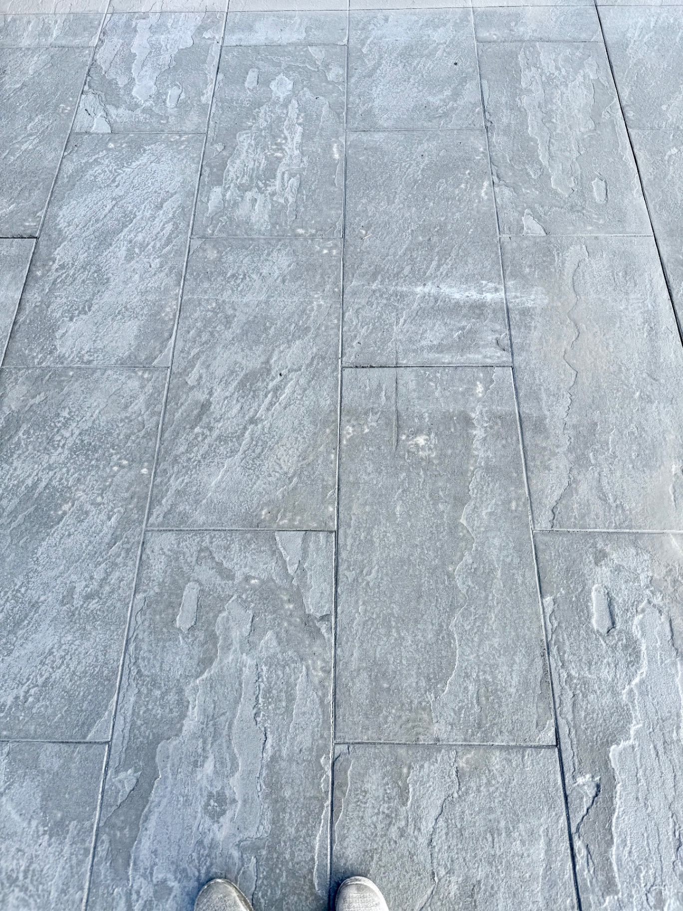 Mönsterbetong i 45x90 Bluestone med grå stenkaraktär
