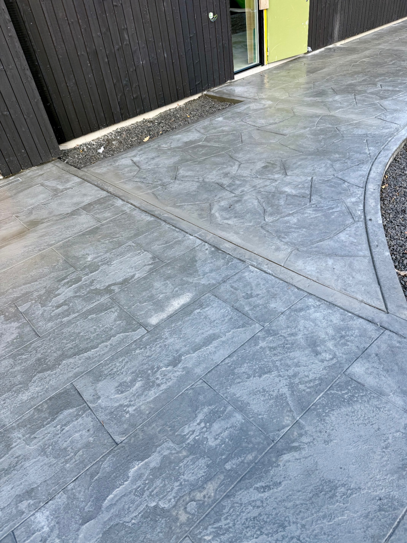 Mönsterbetong med 45x90 bluestone och oregelbunden skiffer avdelade av en board