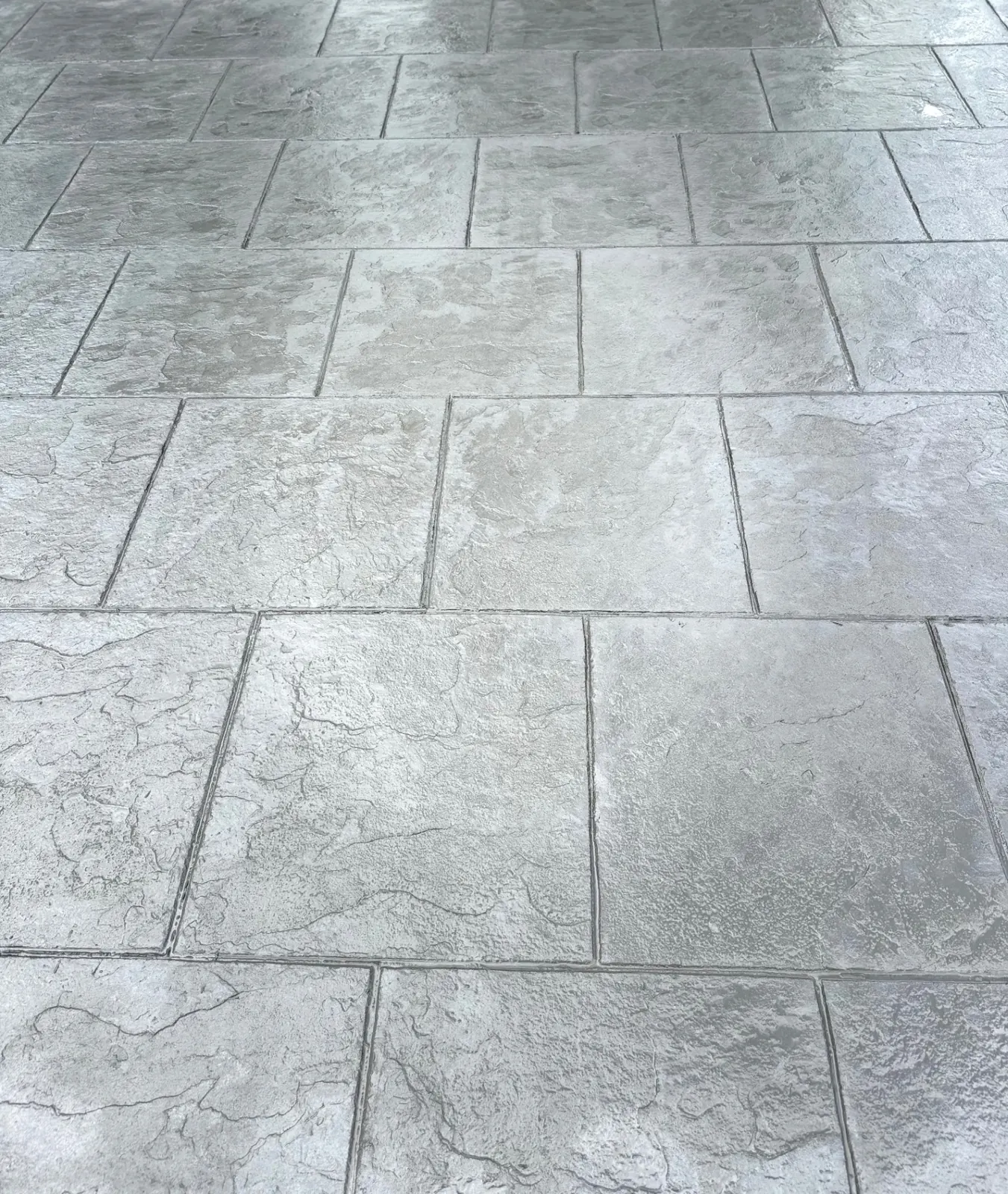 Mönsterbetong i 60x60 Bluestone med ljusgrå stenkaraktär