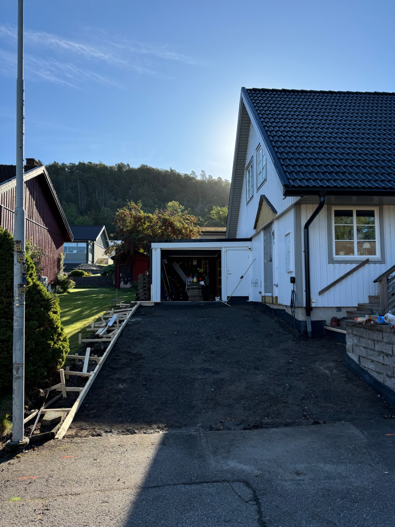 Mönsterbetong uppfart före — schaktat bärlager och formning inför gjutning