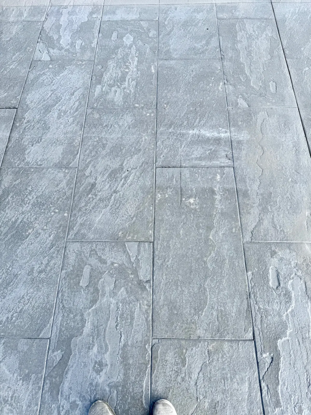 Mönsterbetong i 45x90 Bluestone med grå stenkaraktär